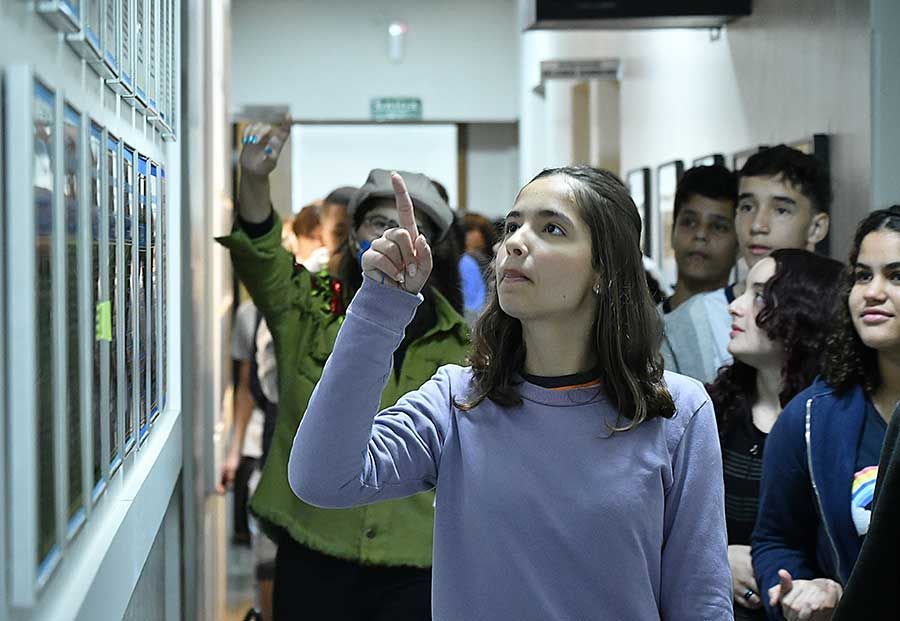 Alunos observam galeria de presidentes do Legislativo