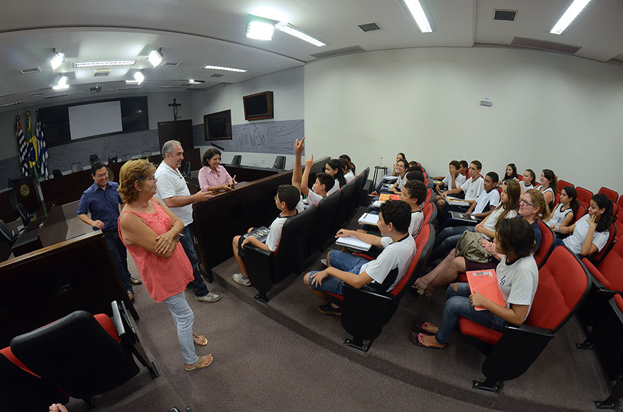 Câmara recebe visita de alunos de escola estadual