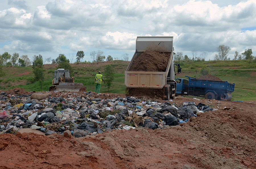 Beatriz solicita informações sobre a ampliação do aterro sanitário