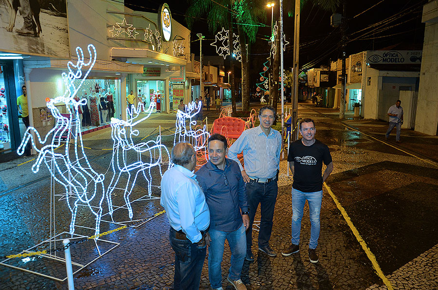 Presidente visita calçadão para conferir decoração de natal