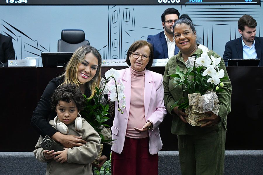 Câmara homenageia mães por data especial