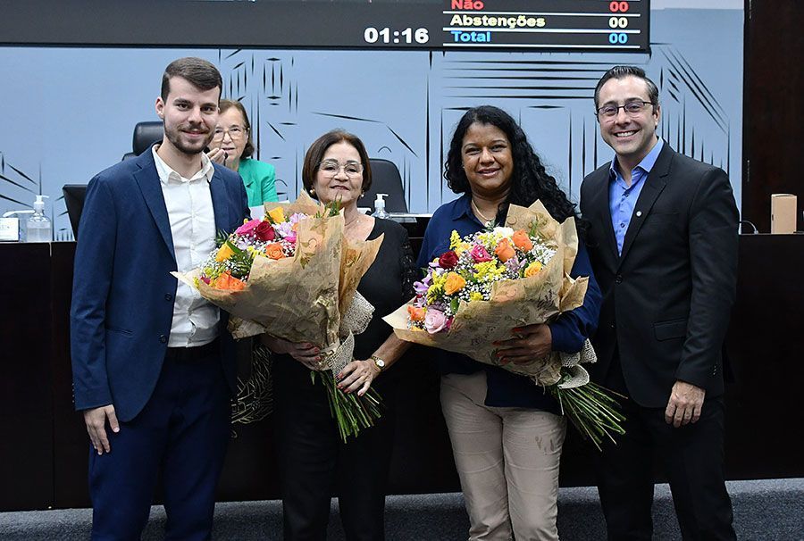 Câmara presta homenagem a mães no Plenário Câmara presta homenagem a mães no Plenário