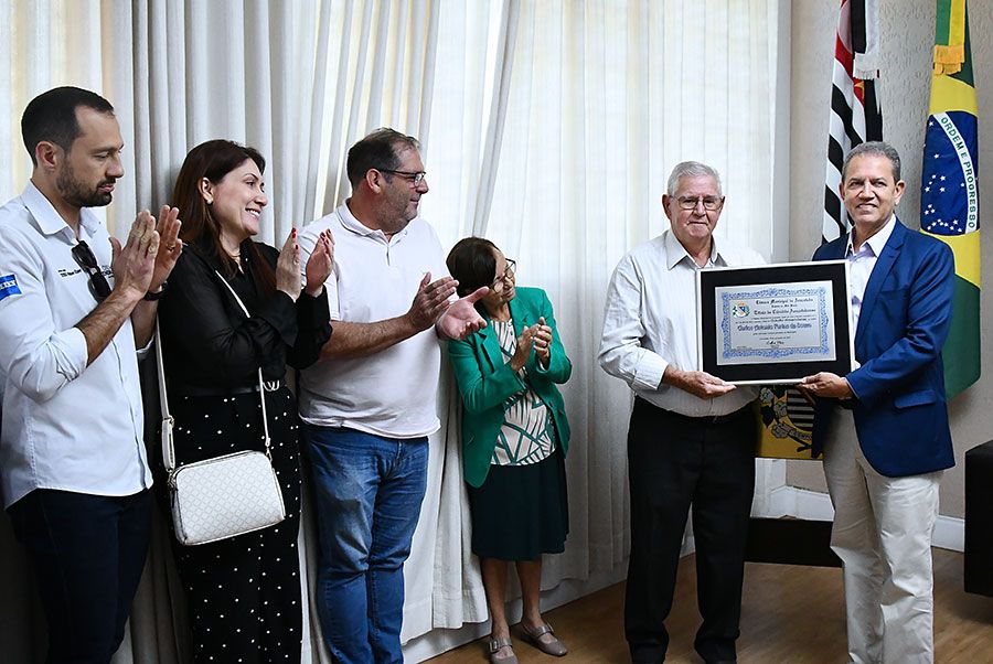 Carlos Farias recebe título de cidadania araçatubense