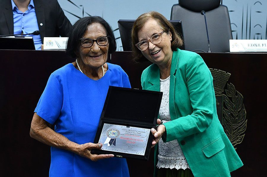 Dona Ció recebe a Medalha Centenária da Câmara Dona Ció recebe a Medalha Centenária da Câmara