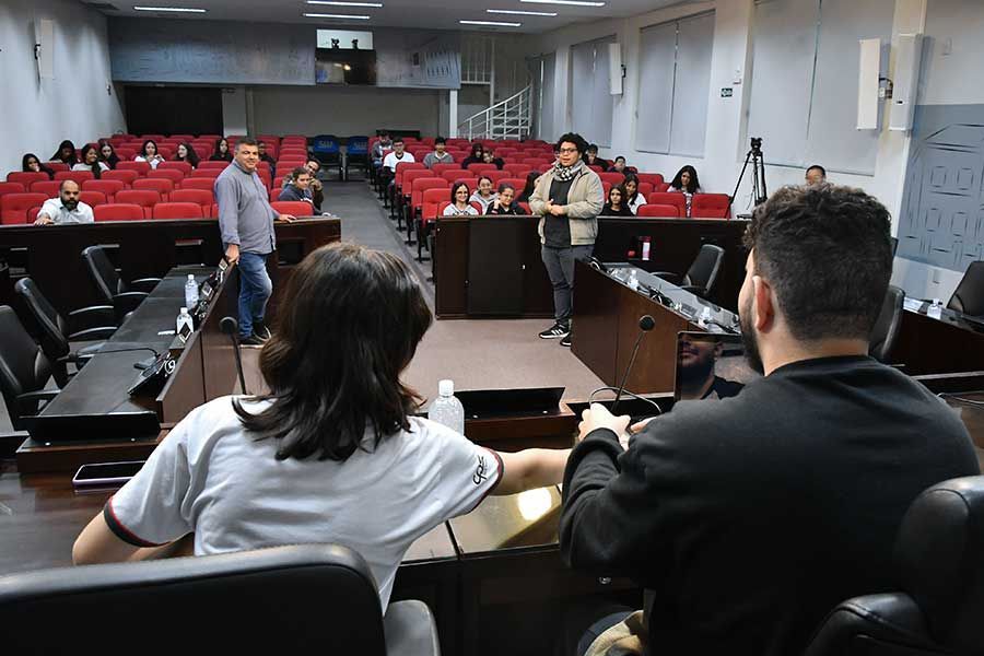 Alunos da Etec interagem com vereadores no plenário