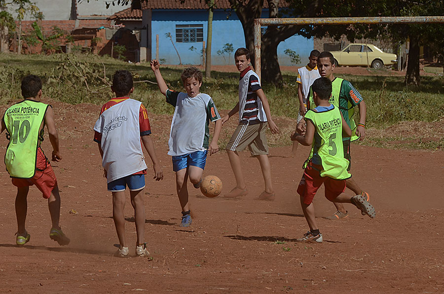 Edna Flor pede informações sobre melhorias em campos de futebol