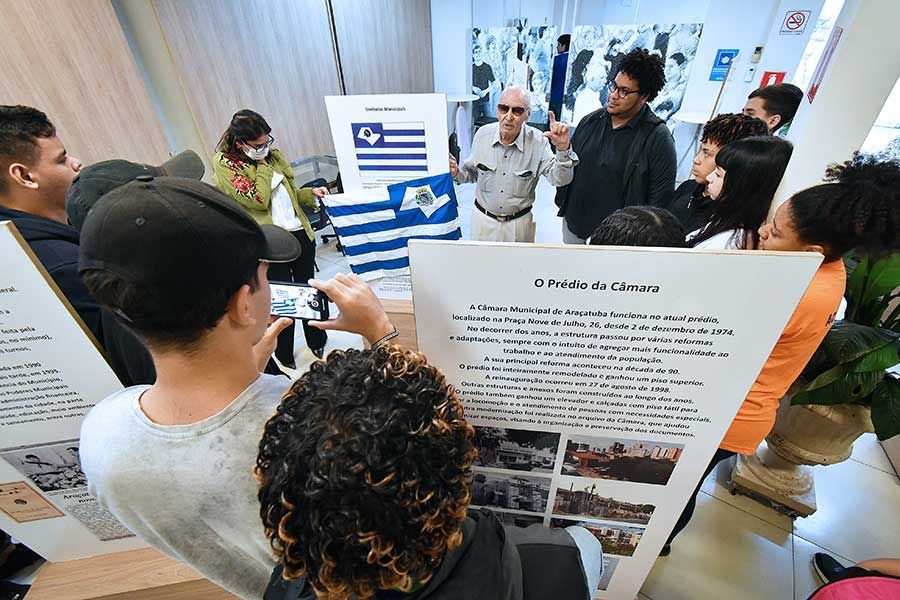 Ao centro e de óculos escuros, Paziam conversa com alunos da Escola Licolina