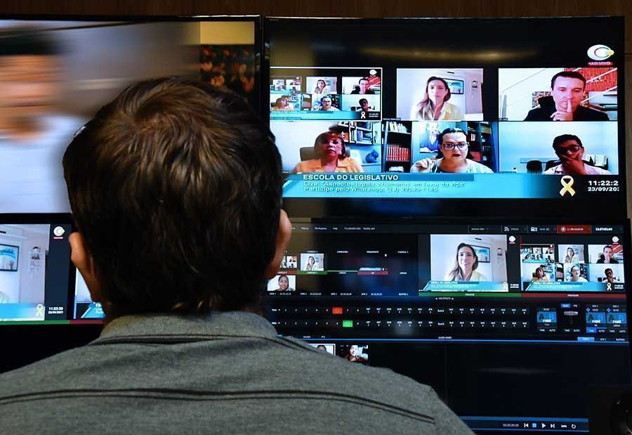 Live da Escola do Legislativo fala sobre “cyberbullying”