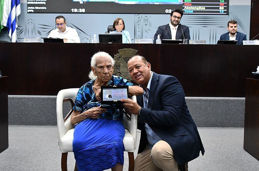 Medalha Centenária: mulher com 103 anos é homenageada no Legislativo Medalha Centenária: mulher com 103 anos é homenageada no Legislativo