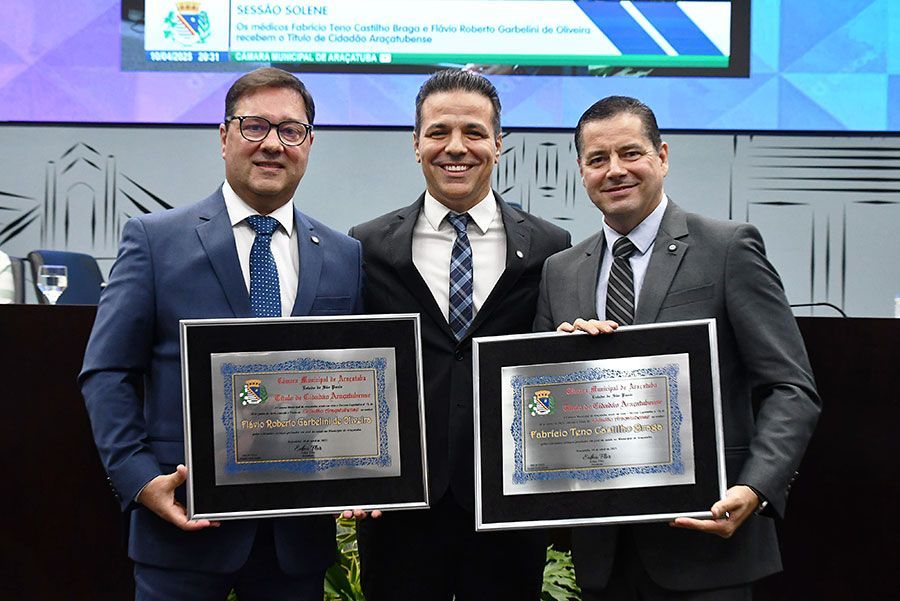 Médicos Fabrício Teno e Flávio Garbelini são os mais novos cidadãos araçatubenses Médicos Fabrício Teno e Flávio Garbelini são os mais novos cidadãos araçatubenses