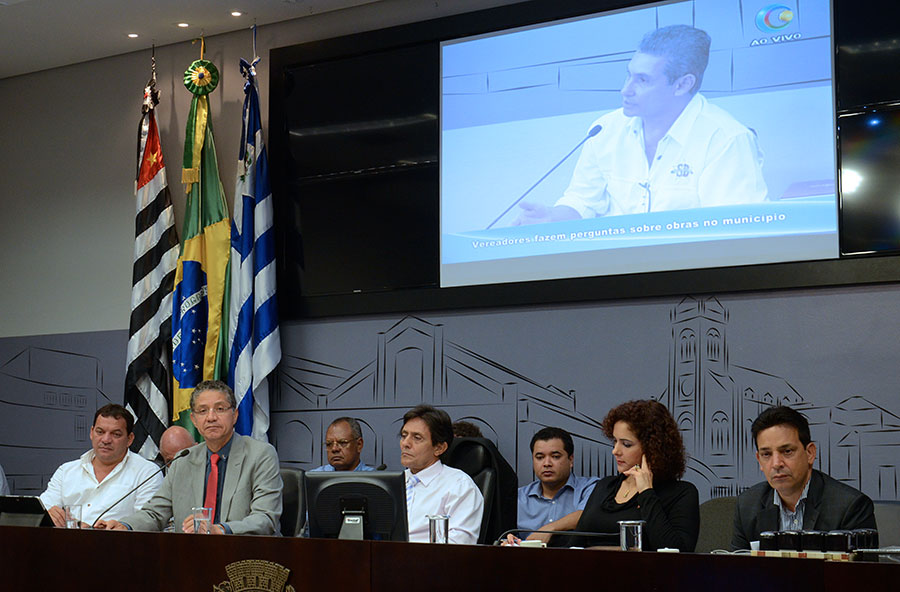 Prefeito Cido Sério responde a questionamentos na Câmara sobre obras