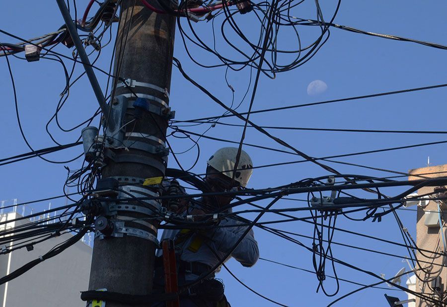 Projeto aprovado amplia sanções para casos de fios soltos em postes Projeto aprovado amplia sanções para casos de fios soltos em postes