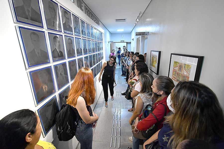 Alunos do Senac visitam o corredor da galeria de fotos de ex- presidentes da Câmara