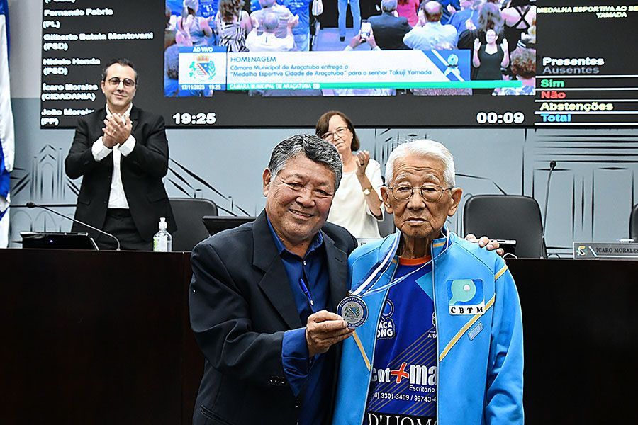 Takuji Yamada recebe a Medalha Esportiva Cidade de Araçatuba