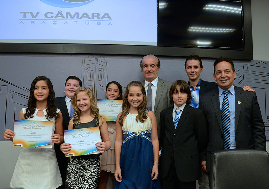 Políticos mirins da Thathilândia tomam posse na Câmara