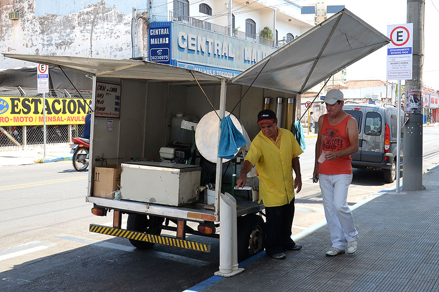 Cobrança da zona azul preocupa ambulante