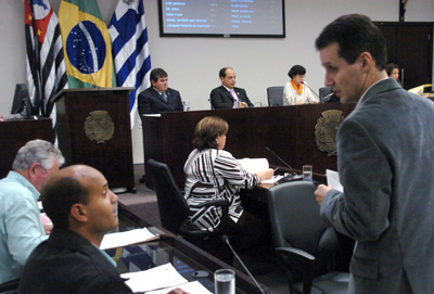 Vereadores aprovam projeto e adiam outro