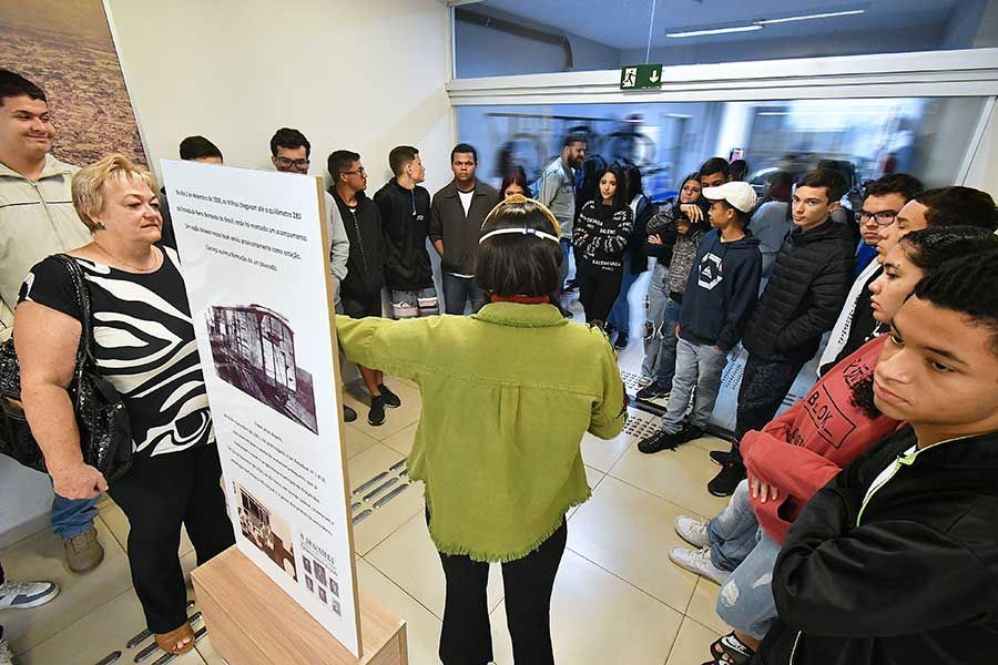 Estudantes do Ensino Médio durante visita monitorada ao Legislativo