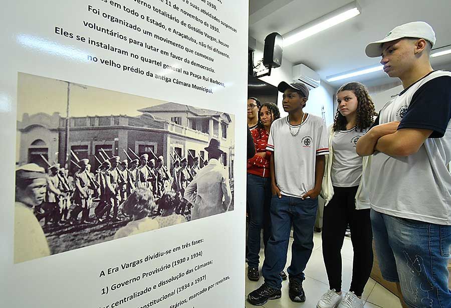 Alunos da Escola Industrial observam painel na Câmara