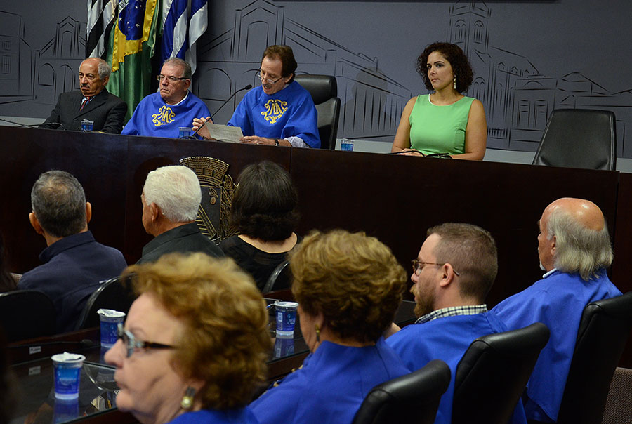 Acadêmicos se reúnem em sessão solene na Câmara