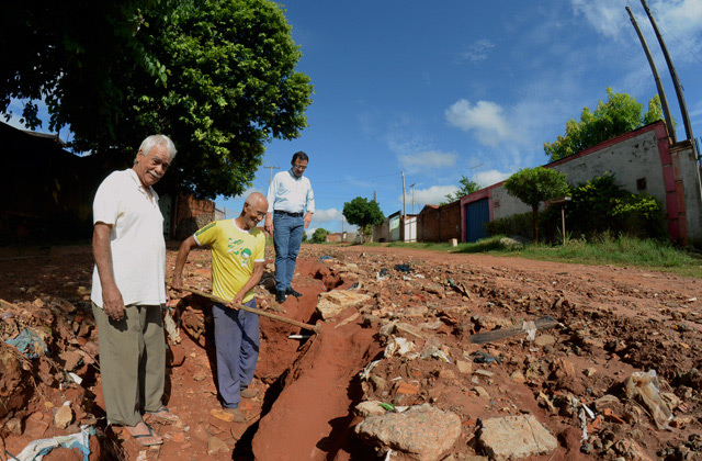 Rosaldo de Oliveira visita o Água Branca e ouve moradores <strong> [Veja vídeo] </strong>