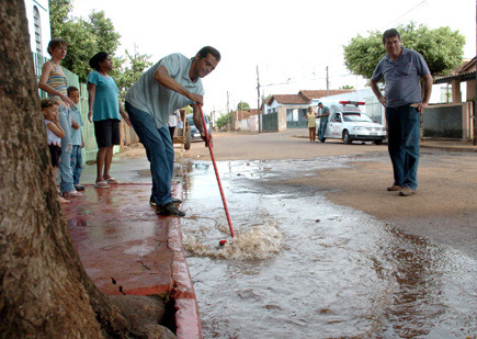 Água empoçada gera transtornos para moradores do Novo Umuarama<strong>(Veja Vídeo)</strong>