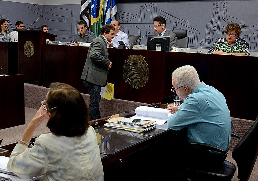 Veículos abandonados no pátio do CCZ são tema de requerimento