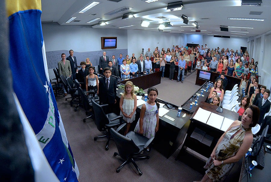 Thathilândia empossa políticos mirins em solenidade na Câmara